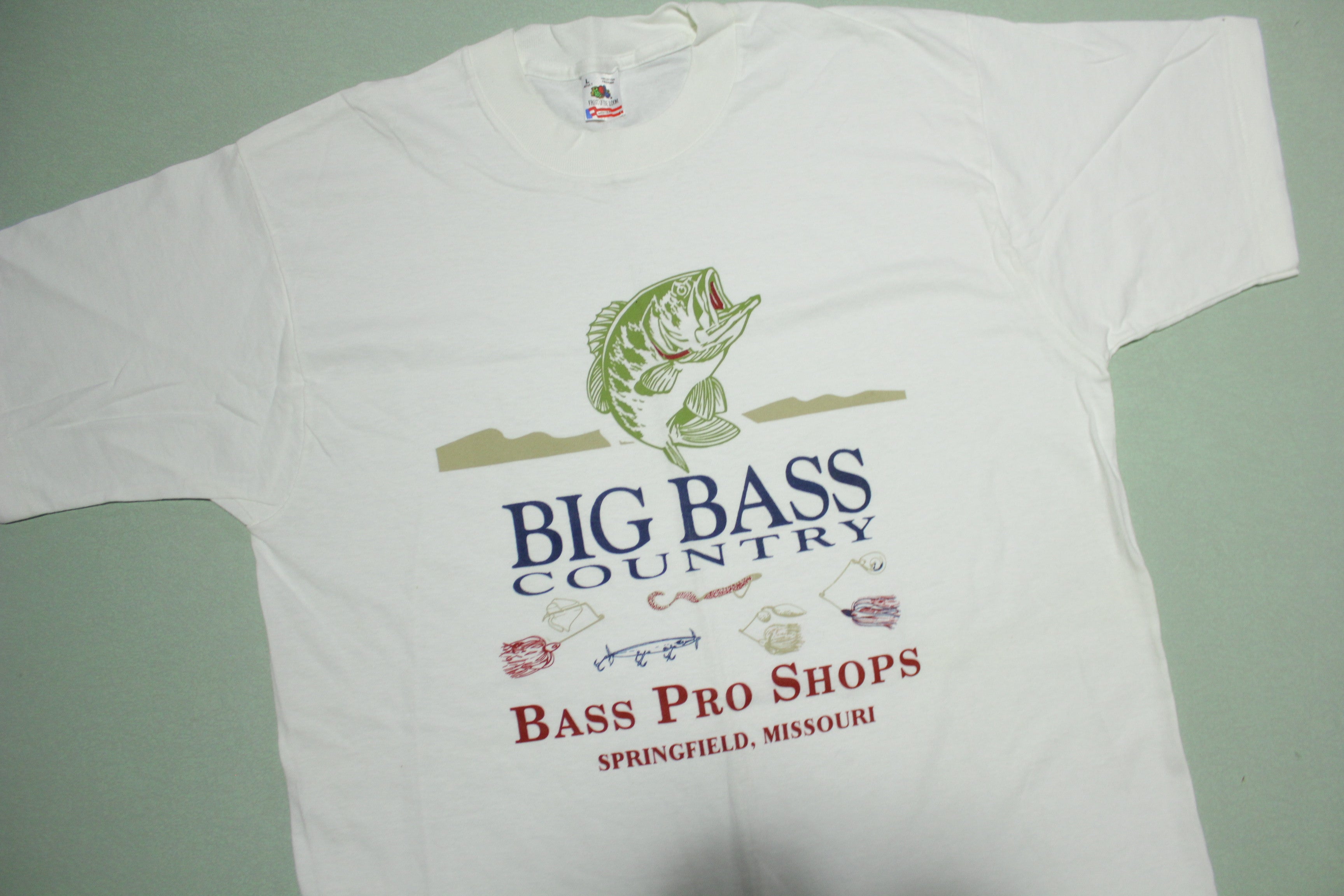 Big Bass Country Bass Pro Shops Springfield Missouri Vintage 90's Tourist T-Shirt