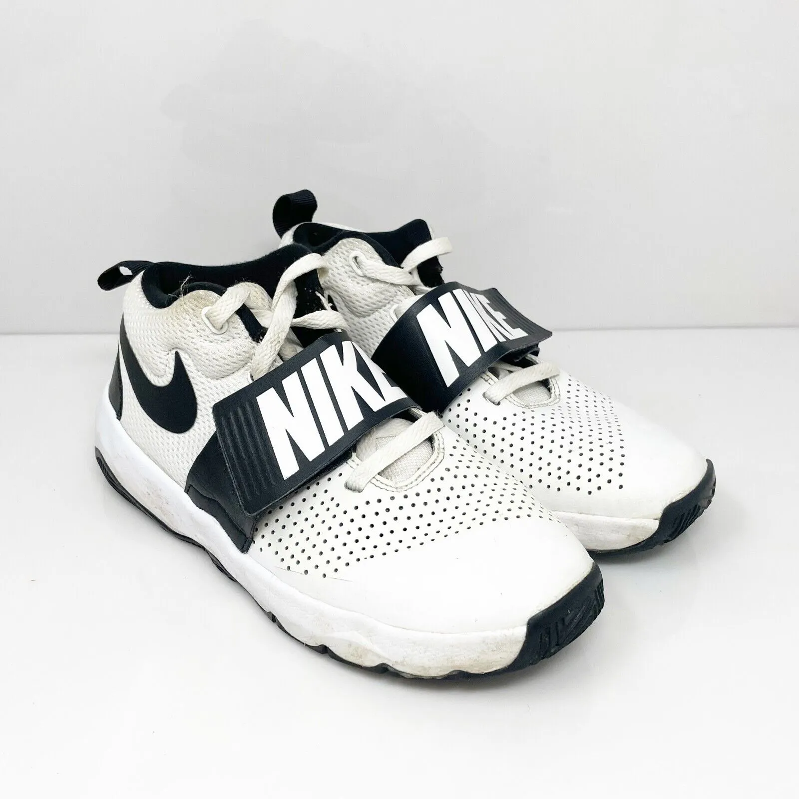 Nike Boys Team Hustle D8 881941-100 White Basketball Shoes Sneakers Size 5Y