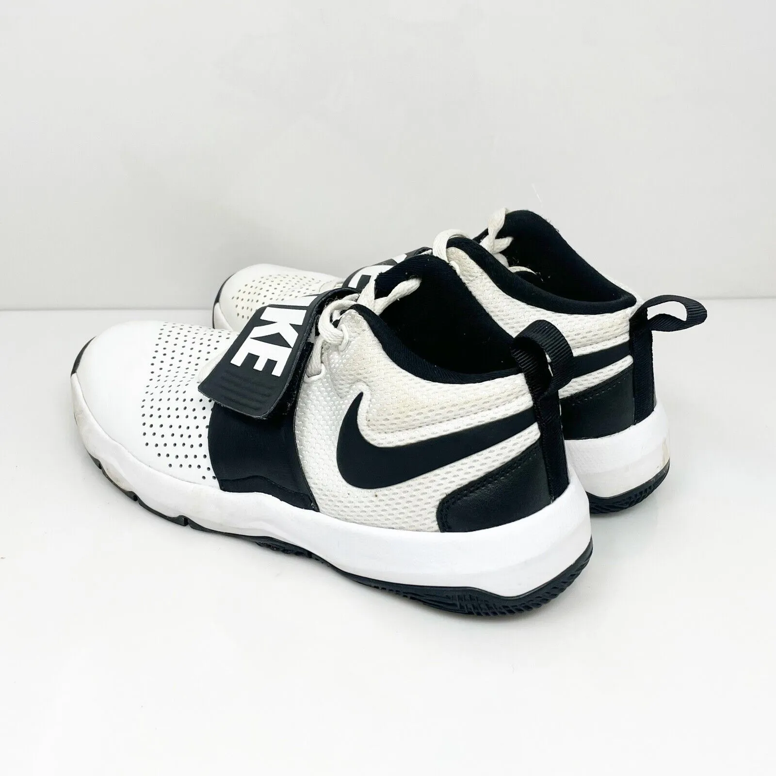 Nike Boys Team Hustle D8 881941-100 White Basketball Shoes Sneakers Size 5Y